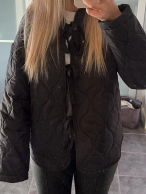 Jacka  - Jättefin jacka med rosetter som knytning. Kommer inte till användning. Strl xs men skulle säga att den är mer som en onesize. Nypris ca 600kr, skicka gärna prisförslag 🩷
