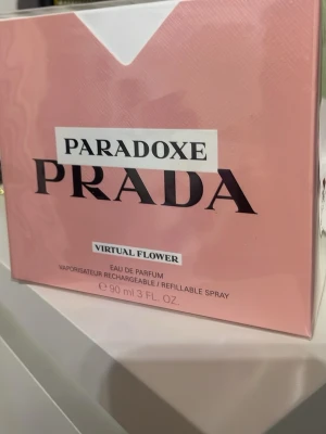 Prada Paradoxe Virtual Flower EdP 90ml - Prada Paradoxe Virtual Flower Eau de Parfum är en exklusiv parfym i en elegant rosa förpackning. Flaskan är påfyllningsbar och rymmer 90 ml. Doften har en modern och blommig karaktär, perfekt för dig som vill ha något unikt och trendigt från ett lyxigt modehus.