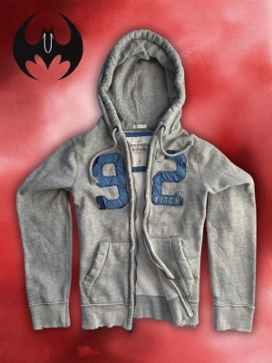 Vintage Abercrombie & fitch Zip-Hoodie - Säljer denna mycket sällsynta och eftertraktade Abercrombie & fitch Hoodie | Mycket bra skick | Size M | Längd: 65cm Bredd: 55cm Armlängd: 68cm | Skyltdocka: M - 48 cm axlar, 75 cm midja | Lägg endast bua med avsikt att köpa nu, inga fördröjning!