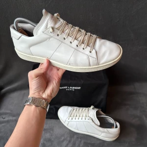 Saint Laurent skor - Saint Laurent sl01 skor i helt okej skick🌟 | storlek: 42 passar 42-42,5 | ingår: dustbag | notera att orginal-innersula bytts ut.