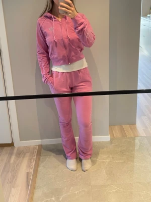 Rosa Adidas mjukisset - Mjukisset från adidas, använd fåtal gånger 