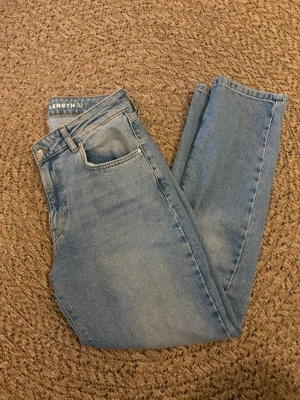Ljusblå raka jeans från BikBok - Säljer ett par ljusblå jeans från Nevcem denim. Sparsamt använda, finner inga skavanker!🫶🏻.   /strl: waist 30 length 32