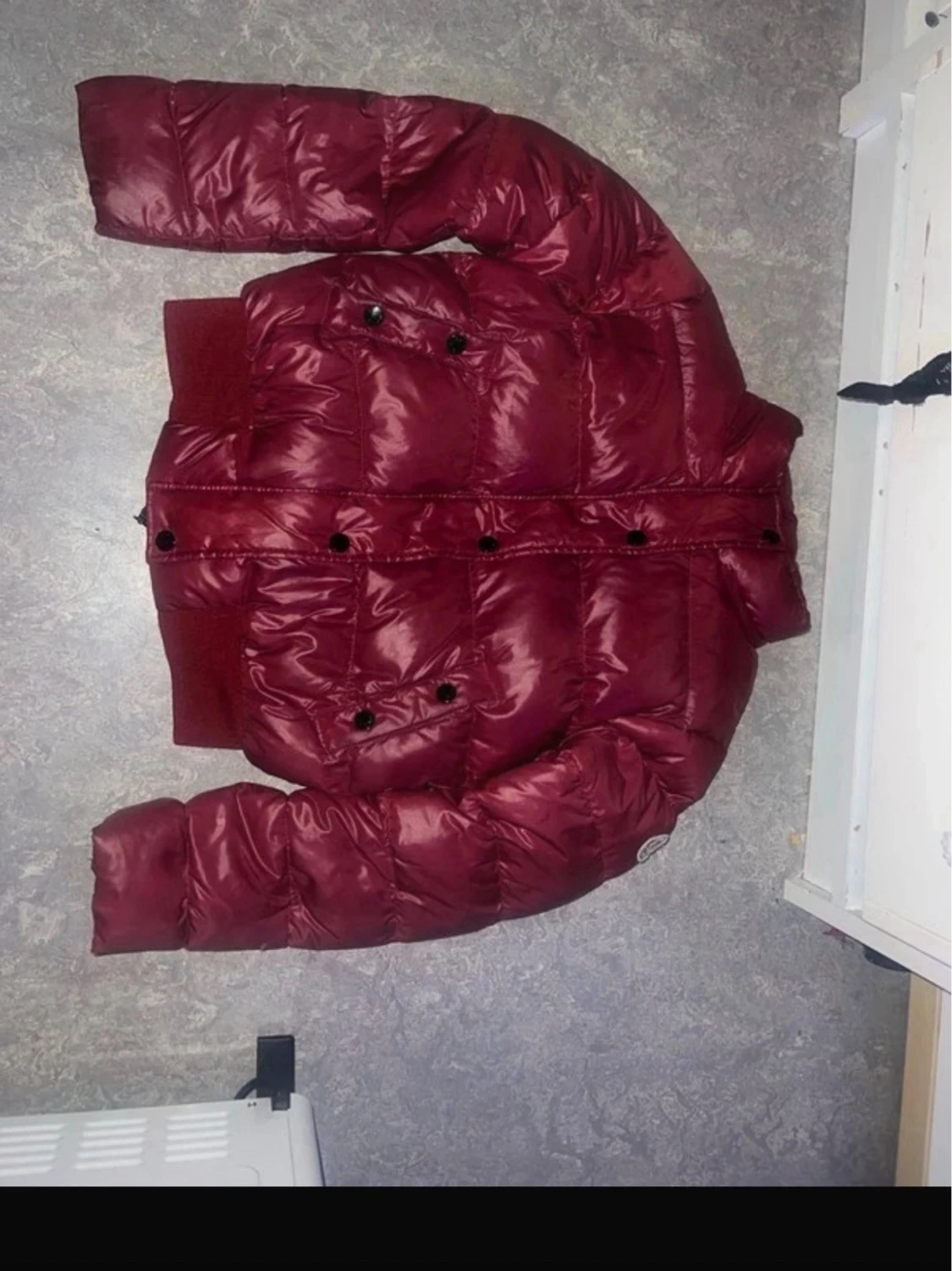 vinröd moncler jacka