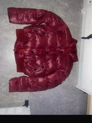 vinröd moncler jacka - storlek 2(xs), använd få gånger, äkta 