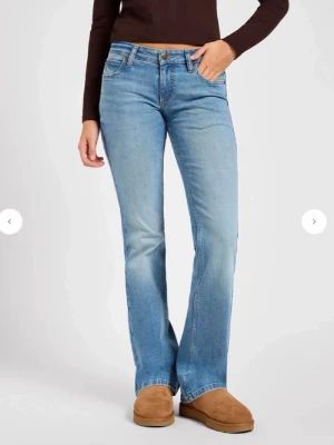 Lee bootcut jeans  - Bootcut jeans från Lee i ljusblå tvätt med klassisk femficksmodell och normal midja. Jeansen har en lätt utsvängd passform nedtill och är tillverkade i mjuk bomullsdenim. Perfekta för en avslappnad och trendig look.