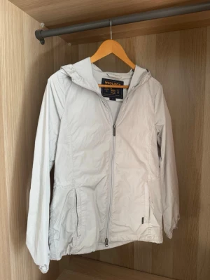 Vit vindjacka från Woolrich - Vit woolrixh jacka i mycket bra kvalitet den är näst intill oanvänd. Nypris ligger på runt 4000. Om ni har några frågor eller vill ha fler bilder är det bara att ta kontakt 