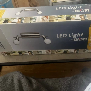 Lampa med två spottar  - Säljer två st lampor med två spottar på varje. Helt nya som ni ser på bild, inte ens upppackade.              1st 200kr                                                                    2st 300kr