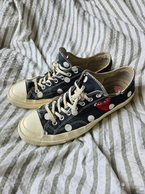 Converse x Comme des Garçons - Svarta Converse x Comme des Garçons Play sneakers med vita prickar i storlek 43. Använt skick. Skriv vid frågor. Priset är ej hugget i sten ✨️