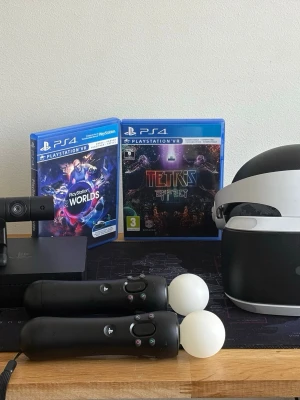 PlayStation VR-paket med spel och tillbehör - PlayStation VR-headset med svart och vit design, två PS Move-kontroller, PlayStation Camera och två PS4 VR-spel: PlayStation VR Worlds och Tetris Effect. Allt du behöver för att dyka in i VR-världen på din PS4.                                                   Allt är testat och klart för skickning. Skickas inom 24 timmar efter betalning. Med Instabox sker leveransen oftast redan inom några timmar efter köpet. Alla frågor om produkten är välkomna.