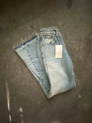  Flared jeans  Zara - Säljer ljusblå Flared jeans  Zara i storlek 38 som är typ 32 i vanliga jeans som passar S storleken 