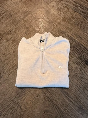 Beige halvzip  J.Lindeberg - Riktig snygg beige ziptröja ifrån j Lindeberg. Säljer då den knappt är använd. Det är storlek M med en riktigt schysst passform. Köptes för 1600kr i butik.