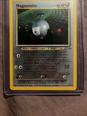 Magnemite holo 7/75 Neo Discovery - Pokémon kort - Pokémon kort från 1995-2001. Skick enligt bilder. Är öppen för prisförslag.