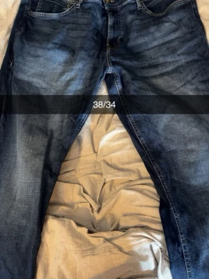 Blå jeans från Jack & Jones - Snygga blå jeans från Jack & Jones i klassisk femficksmodell. Jeansen har en lätt tvättad look och raka ben. Perfekta för dig som gillar en avslappnad stil. Tillverkade i bomull för skön känsla hela dagen.