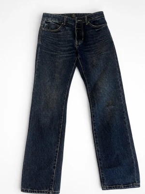 Jeans Neuw - Säljer ett par mörkblå jeans från Neuw med raka ben och klassisk femficksmodell. Jeansen har kontrastsömmar och en svart patch bak i midjan. Perfekta till en avslappnad stil och tillverkade i slitstarkt denimtyg. Skitsnygga men tyvärr för små för mig 