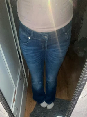Bootcut Jeans  - Jeans från lager157 i mycket bra skick. Inget slitage alls   Storlek L SHORT!