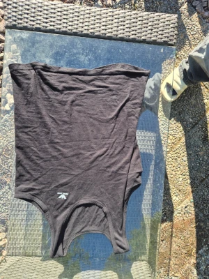 Svarta linne från Emporio Armani - Säljer ett svart linne  från Emporio Armani med klassisk  tryckt framtill.  tillverkade i mjukt och stretchigt material som sitter bekvämt mot huden. Perfekta för dig som gillar stilrent med en exklusiv touch.