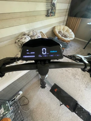 Elscooter Kukirin G2 svart - Säljer en svart elscooter av modellen Kukirin G2 med digital display som visar hastighet, batterinivå och körsträcka. Scootern har breda handtag, robust ram och fotplatta med G2-logga. Perfekt för smidig transport i stan. Säljer den för att köpa något större som en g4.