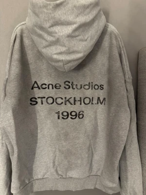 Grå hoodie från Acne Studios - Ny med prislapp, köpte ny från vinted men var tyvärr för stor. 