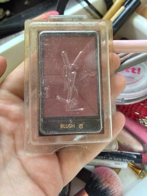 YSL puderrouge i  rosaton - Säljer ett puderrouge från Yves Saint Laurent i en dammig rosaton. Kommer i en rektangulär plastförpackning med YSL-loggan präglad i pudret. Perfekt för att ge kinderna en naturlig, fräsch färg. Enkel att applicera och smälter fint in i huden.