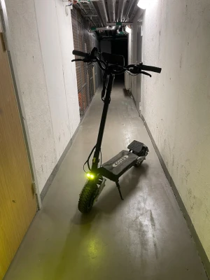 OOTD T10 2025 kan bara hämtas!!! - Säljer en svart elscooter från OOTD  med breda däck och framlyse. Scootern har robust ram, display på styret och fotplatta med OOTD-logga. Perfekt för att ta sig fram snabbt i stan eller till skolan. Nästan helt ny har använt bara i 2,5 månader. Den har 2 framljus och en bakljus ena av framljusen funkar inte har ingen aning vad som hänt men den har en gul framljus istället som lyser jättebra för kvällarna. Den kör cirka 65kmh. Den går bara och hämta om nån är intresserad så finns den i Örebro.