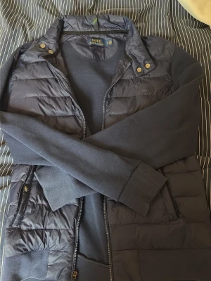 Polo Ralph Lauren Cardigan - En fett Polo Ralph Lauren Cardigan som jag har använt då och då, Cardiganen är i bra skick och har inga skador. Köpte denna för 2000 ny för 2 år sedan och nu så säljs den inte längre, hör av vid funderingar!