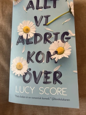Allt vi aldrig kom över  - Säljer boken allt vi aldrig kom över av Lucy Score.  Pris kan diskuteras 