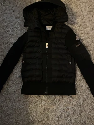 Moncler cardigan - Tja. Säljer denna as feta Moncler cardigan. Strl xs. Väldigt bra skick inga defekter. Skicka gärna ett pm om du har en fundering.