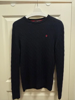 Sticka Morris tröja - Stickad tröja 100% merino ull. Den är i bra skick, nypris 1799kr. Skriv privat vid frågor