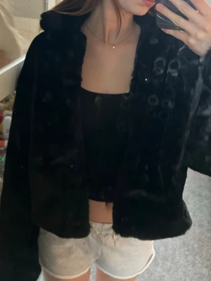 Svart päls jacka  - Säljer en jätte fin, skön svart päls jacka från h&m! Storlek är 12-14 men passar mig som har Xs-S