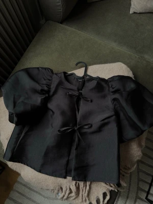 Ballongärmad topp - Super fin ballongärmad topp i XS ifrån Gina tricot som är använd max 2 gånger. Toppen är i som nytt skick, inga märken eller fläckar,  passar till festliga tillfällen🩶