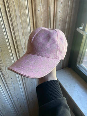 Keps  - Jätte fin keps i rosa färg i mycket bra skick passa dig som gilla färg glada färger och passar parfekt till sommaren 