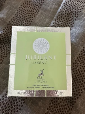Jubilant Essence parfym 100ml - Fräsch och elegant parfym från Maison Alhambra, Jubilant Essence. Den är helt ny 100ml paketet har öppnats för endast ta bilder. Skriv vid funderingar.