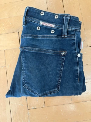 Tramarossa jeans  w31 - Hej! Säljer ett par Tramarossa jeans i storlek W31-L32. 105 cm långa. Mörkblå jeans i mycket bra skick.                                                                               Skick: 8/10  Nypris: ca 3700kr                                                       Liknar Jacob Cohën fast för en billigare peng! Tillverkade i Italien!                                                        Hör av dig vid frågor eller intresse!