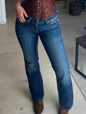Blå bootcut jeans från Ariat - Snygga blå bootcut jeans från Ariat
