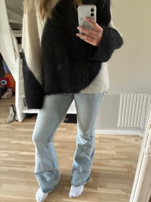 Ljusblå bootcut jeans - Säljer ett par ljusblå bootcut jeans. Jeansen är utsvängda. Jätte sköna o bra passform. 