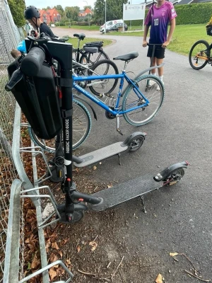 Svart elsparkcykel med display - Säljer en svart elsparkcykel med stilren design och digital display på styret. Elscootern har bred fotplatta, grå handtag och robust ram i metall. Perfekt för att ta sig runt i stan på ett smidigt sätt. Laddas enkelt via eluttag och har stöd för att parkeras. Den har gått sönder i hörnet vid skärmen och spärren på styret är trasigt det ska nog kunna gå att åtgärdas fotplattan behöver nytt grepp annars funkar den fint. varan får hämtas i Östergötland skickar ej!