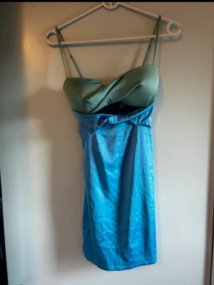 Mini klänning / Dress / Oh polly - Oanvänd oh polly klänning. Inbyggd vaddering/ bh som synes på bild. Reglerbara axelband. Liten i storlek så som en dubbelstrl alltså xs/s och 34/36. För liten för mig så kan inte visa på men kan mäta om man vill ha specifika mått. Längd från axel (reglerbara axelband): ca 76 cm