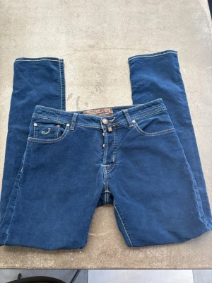 Jacob Cohën Jeans Herr  - Säljer nu mina schyssta Jacob Cohën Jeans! De är i väldigt gott skick, inga defekter.    | Storleken är mer som en W33-34 än 35. Längden är 32 på dem. Alltås W33,34/L32 👖Modellen är 688 Comfort.✅Vid snabb affär kan priset sänkas❗️Fraktas alltid inom 24h🚚 