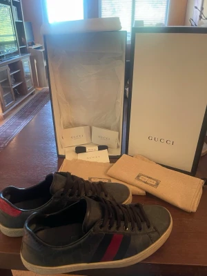 Gucci ace sneakers  - Tja, säljer nu mina Gucci ace då dem inte kommer i användan, det är använda vilket syns på undersidan men har inte mycket defekter annars, skorna är köpta från butik och box och allt medföljande kommer med i köpet! Tveka inte vid frågor🤗