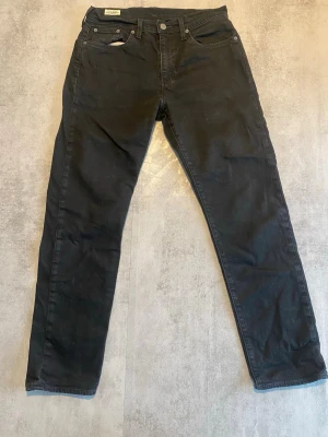 Svarta Levis jeans  - Jag Säljer en fet jeans från Levis | skicket på jeansen är bra 5/10  | storlek 30/32| ny pris 2000: mitt pris är 149 | skriv vid frågor och funderingar  