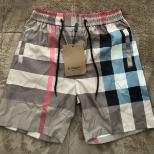 Burberry shorts - Snygga shorts i Storlek M skriv vid funderingar