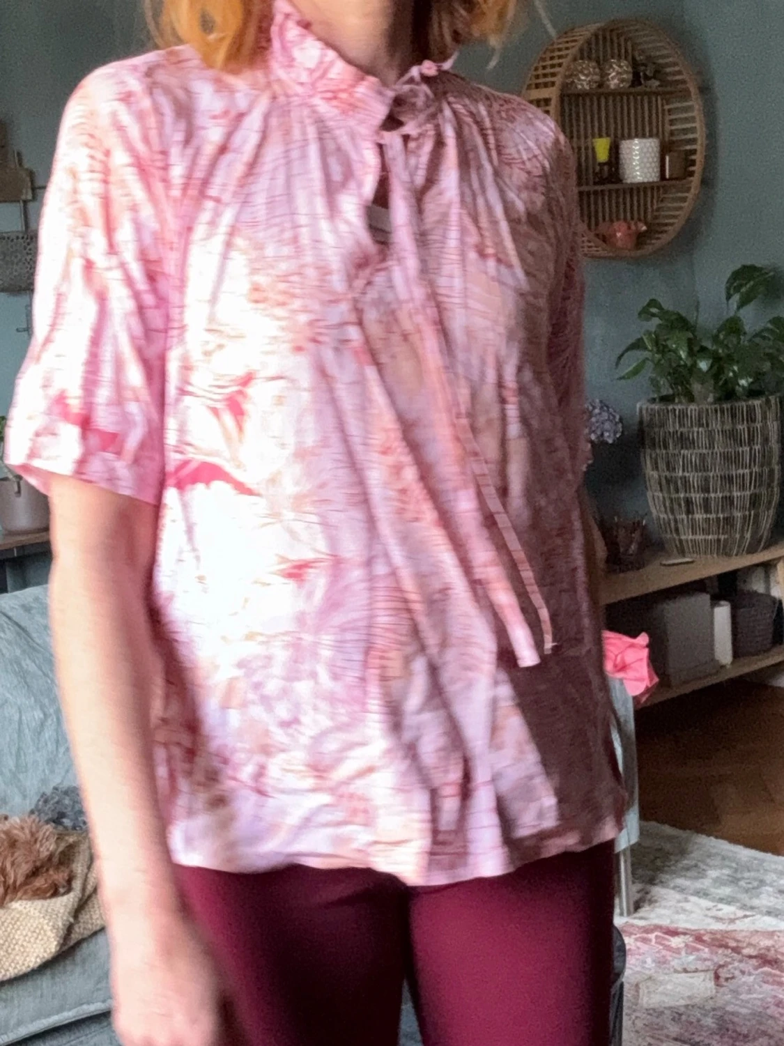 Rosa mönstrad blus med knytband