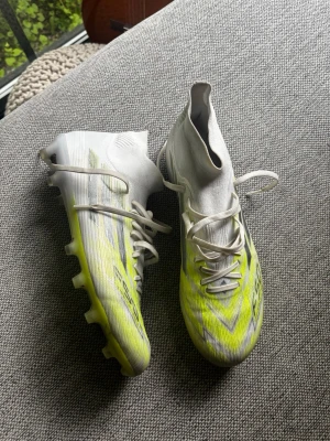 Adidas F50 fotbollsskor - Säljer ett par Adidas F50 fotbollsskor då dom inte passade mig, har bara använt typ två träningar så nästan som nya. Har blivit lite mörkare på undersidan på grund utav konstgräs😃
