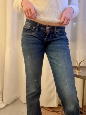 Super low waist bootcut Blå Molly jeans från l.t.b - Säljer ett par blå Molly jeans från l.t.b med låg midja och klassisk femficksmodell. Jeansen har raka ben och subtila slitningar för en avslappnad look. Perfekta till vardags och passar till det mesta i garderoben.