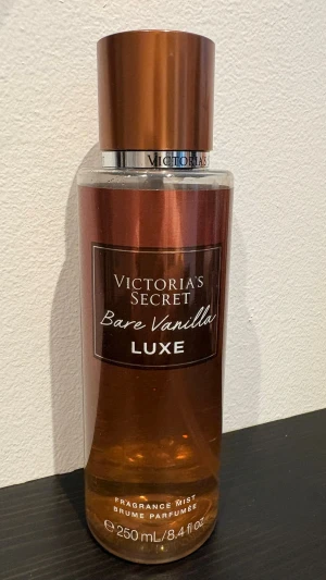 Victoria's Secret Bare Vanilla Luxe mist - En lyxig doftmist från Victoria's Secret i varianten Bare Vanilla Luxe. 250 ml . Perfekt för dig som älskar varma, söta dofter. Testad några gånger. Nästan helt full.