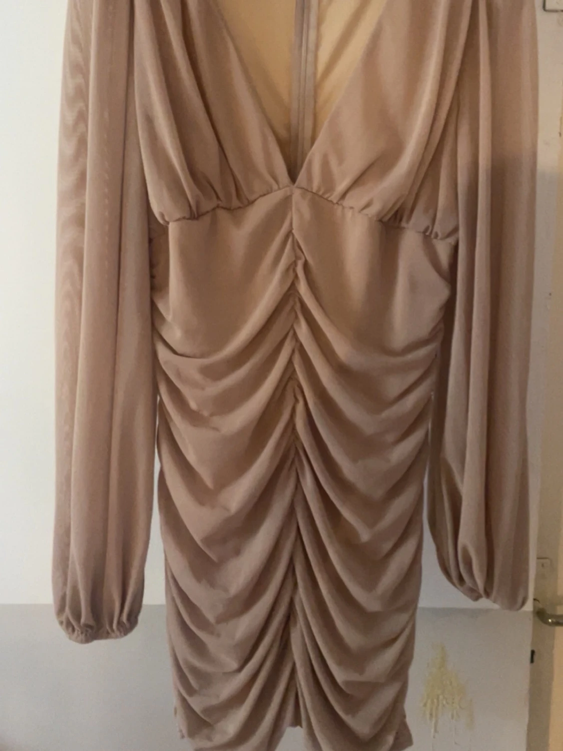 Beige omlottklänning PrettyLittleThing