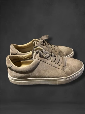 Beige Vagabonds med snörning - Snygga Vagabonds i beige mocka med klassisk låg profil och matchande snörning. Skorna har en vit sula och en stilren design som passar till det mesta. Perfekta för dig som gillar en clean och enkel look. 