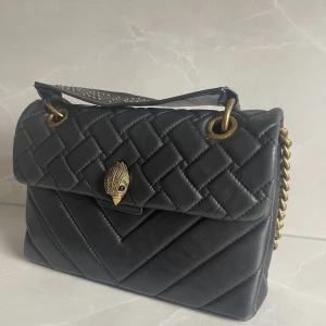 Kurt Geiger väska - Intressekoll på min as snygga Kurt geiger väska!💗 säljer vid bra prisförslag💗💗skriv för fler bilder💗den här lite skavanker och slitage på handtaget o kanterna men det är inget man tänker på💗 