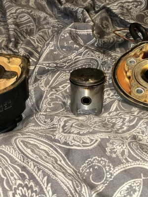 Stage 6 50cc sport cylinder - Hej, säljer min stage 6 50cc sport cylinder i bra skick förutsatt att o ringarna och fotpackningen saknas. Så du får köpa ny packning till den. Men allt annat finns, kolv, bult, klips och topplock (slangarna följer dock inte med på topplocket. Den gick bra men jag bytte för skulle ha större Skriv om du har frågor eller annat❗️ 700kr eller billigare vid snabb affär