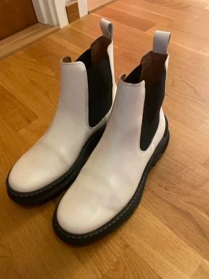 Vita boots - Knappt använda vita skor. Nypris: 1450